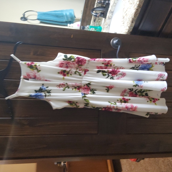 Spaghetti strap floral dress - Picture 3 of 6